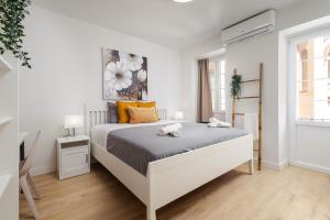 马拉加Nordik Rooms Urban - Centro "Estocolmo"的白色卧室配有带2条毛巾的床