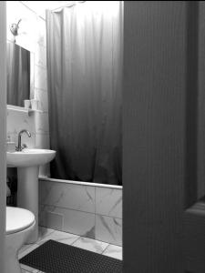 切尔尼戈夫1ком БЕЛАЯ МЕЧТА Центр ЦУМ посуточно почасово месяц的浴室配有淋浴帘和盥洗盆。