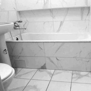 切尔尼戈夫1ком БЕЛАЯ МЕЧТА Центр ЦУМ посуточно почасово месяц的白色的浴室设有浴缸和卫生间。