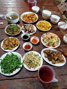 同文Đồng Văn Panorama Homestay的一张桌子上放着许多盘子的食物