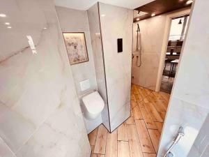 波鸿Luxus Loft im Herzen von Bochum Werne.的白色的浴室设有卫生间和淋浴。