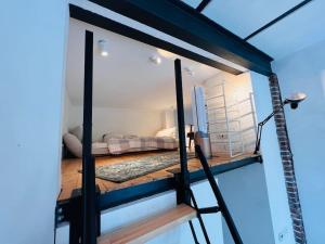 波鸿Luxus Loft im Herzen von Bochum Werne.的房屋内带双层床的房间