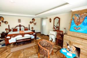 KinigiIngagi Park View Lodge的一间卧室配有一张特大号床和一个壁炉
