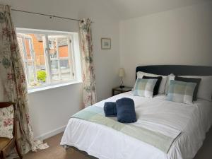 亨利昂泰晤士Mews house in the centre of Henley-on-Thames的卧室配有一张大白色床和窗户
