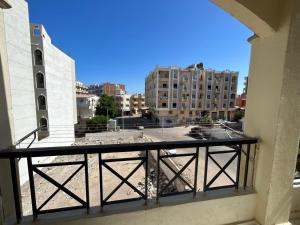 赫尔格达Apartment Hossam 1的阳台享有城市美景。