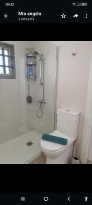 马斯帕洛马斯Casa Maya的浴室配有白色卫生间和淋浴。