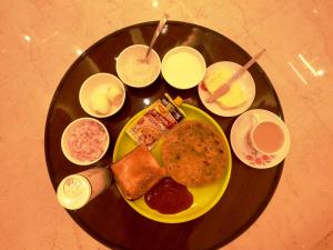 瓦拉纳西Hotel Buddha Park near Sarnath, Varanasi的桌上装有一盘食物的托盘