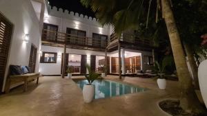 江比阿Kholle Villa的一座带游泳池和房子的别墅