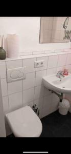 科隆Kölner Apartment direkt am Zentrum的浴室配有白色卫生间和盥洗盆。