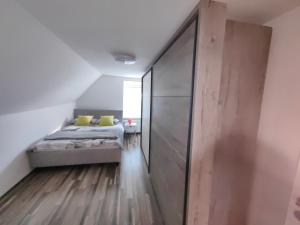 波斯托伊纳Sana的一间卧室设有一张床和一个大型推拉门