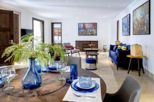 杜兹The Residence Douz的客厅配有一张带蓝色花瓶的桌子