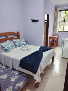 卢米亚Pousada Hotel Lumiar的一间卧室配有一张带蓝色床单的大床