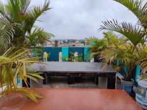 普里Jagannatha Guest House的棕榈树屋屋顶上一张大桌子