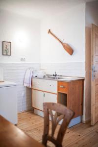 梅尔克Ferienwohnung Alter Brotladen的厨房配有水槽和木椅