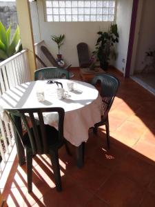 勒唐蓬Entre mer et montagne的餐桌、两把椅子和白色桌布