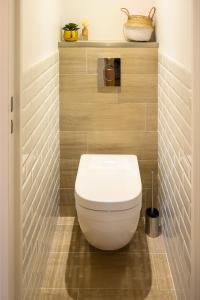 伊西莱穆利诺Sweet'Issy - Balcon - Parking - Climatisation - WIFI - MyBestLoc的一间位于客房内的白色卫生间的浴室