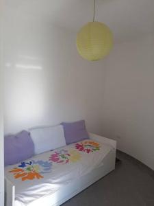 圣焦万尼泰亚蒂诺Casa MaryGiò的一张白色沙发,里面摆放着色彩缤纷的枕头