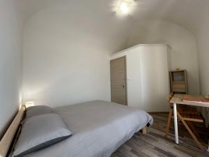库尼奥Al Belvedere Affittacamere的一间小卧室,配有一张床和一张书桌