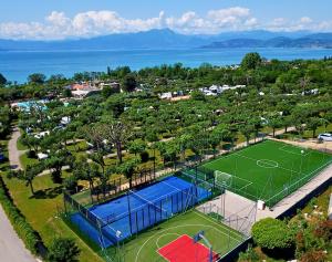拉齐塞Camping Fossalta的网球场顶部景观和网球场
