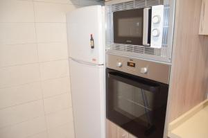 埃尔切Casa Bia Plus的厨房配有白色冰箱和微波炉