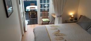 巴讷维尔-卡特里特Ecrin de tranquillité - Centre Village的一间卧室设有一张床,享有阳台的景色
