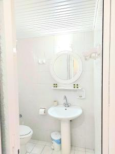 阿凯松Athina apartments的白色的浴室设有水槽和镜子