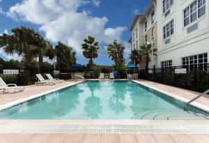 棕榈海岸Palm Coast Hotel & Suites-I-95的大楼前的大型游泳池
