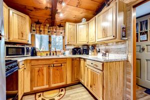 康威White Mountain Grove的厨房配有木制橱柜和炉灶。