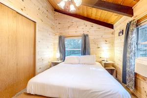 康威White Mountain Grove的小木屋内一间卧室,配有一张床