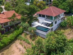 苏梅岛Villa Stella 16 Santi Thani Maenam的享有带游泳池的房屋的空中景致