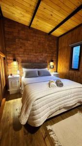 波萨达斯Aerohouse的卧室配有一张木墙内的大床