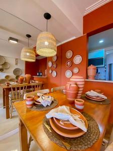萨尔瓦多Axé home - Apartamento conceito em Salvador的一间用餐室,配有一张带盘子和碗的桌子