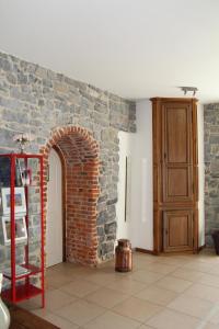 BiesmeréeLe grenier de la Floye的一间设有砖墙和红色梯子的房间