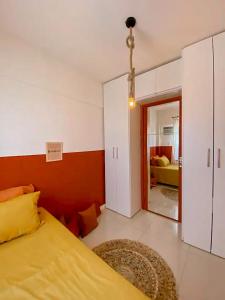萨尔瓦多Axé home - Apartamento conceito em Salvador的一间带黄色床的卧室和一间客厅