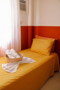 萨尔瓦多Axé home - Apartamento conceito em Salvador的一间房间,床上有两篮子