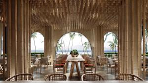 南迪Crowne Plaza Fiji Nadi Bay Resort & Spa, an IHG Hotel的一间带桌椅的用餐室