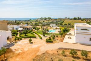 佩斯科勒海滨Casale de li Canti的享有带游泳池的别墅的空中景致
