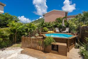 莱特鲁瓦西莱Villa Mahana的后院设有游泳池和木甲板