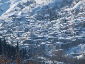 RoccamandolfiB&B Vivilmatese的山上积雪覆盖的村庄