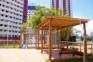 萨尔瓦多Axé home - Apartamento conceito em Salvador的公园内有高楼木亭