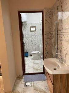 Ad Dimnahمزرعة الشفق的一间带水槽和卫生间的浴室