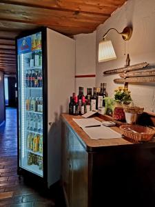 阿尔高内的伊门施塔特Berghotel Almagmach的酒吧配有装满饮品的冰箱