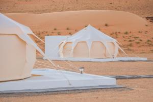 Shāhiq游猎沙漠营地度假酒店的沙漠中的一个白色帐篷