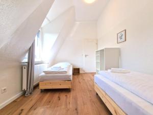 杜伊斯堡RAJ Living - 1 or 3 Room Apartments - 30 Min Messe DUS的一间卧室设有两张床和窗户。