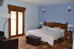 圣费利塞斯Las Abadías的一间卧室设有一张床和一个窗口