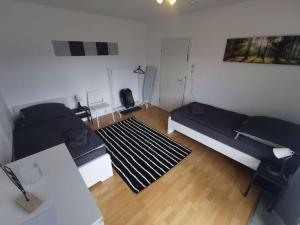 Herscheid1 room Apartment in Herscheid的小房间,配有床和地毯