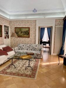 圣安吉罗山巴索加尔加诺别墅公寓的客厅配有沙发和桌子