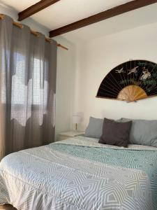 拉拉古纳Sunset Dream, casa en la playa con terraza的一间卧室设有一张床和一个窗口