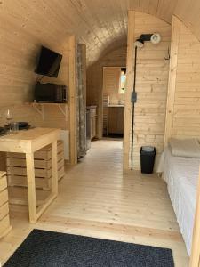 SancheyDomaine Les Nids du Lac的小屋内带一张床和一张书桌的房间