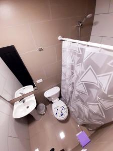 阿尔加罗沃Cabañas Garcia的浴室配有白色卫生间和盥洗盆。